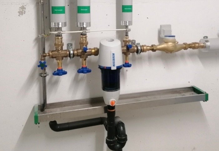 Nourrice de distribution d'eau avec vannes, filtre et compteur : installateur sanitaire à Bulle (La Tour-de-Trême)