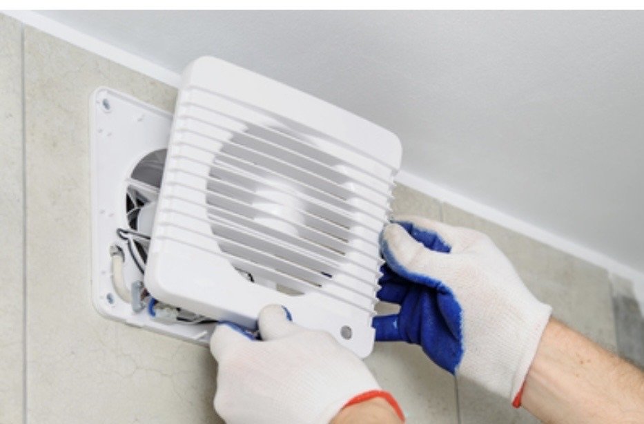 Pose de la grille d'un ventilateur d'extraction de salle de bains : ventilation à La Tour-de-Trême (Bulle)
